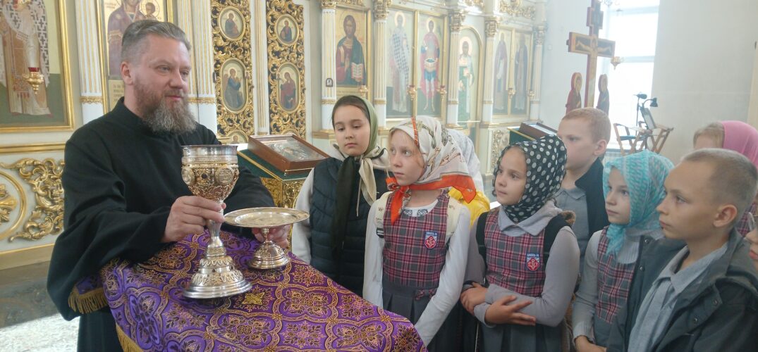 Помощник благочинного Московского округа провел для школьников экскурсию по храму