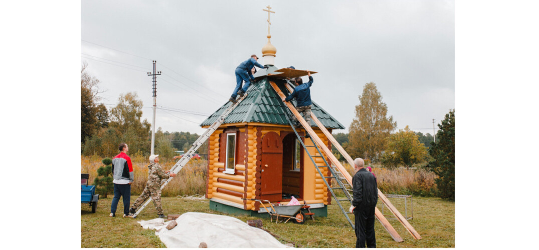 В деревне Зименки Богородского района на строящейся часовне были установлены купол и крест