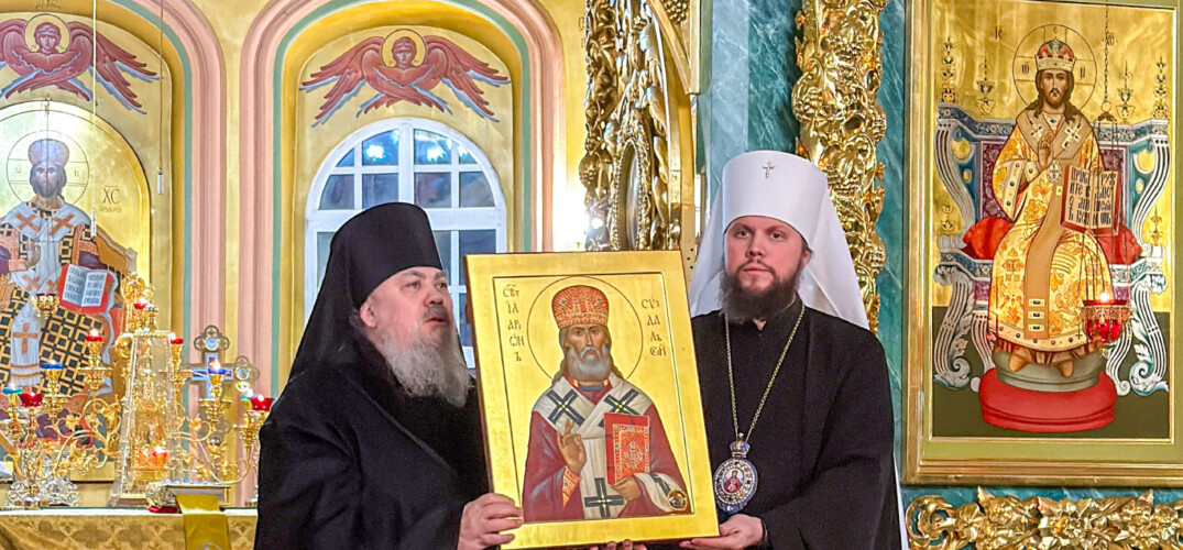 Митрополит Владимирский и Суздальский Никандр передал частицу мощей святителя Илариона Суздальского в Свято-Успенскую Флорищеву пустынь