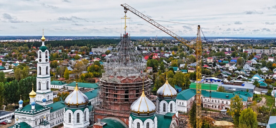 Епископ Гедеон совершил чин освящения креста для центрального купола Троицкого собора Выксунского Иверского монастыря