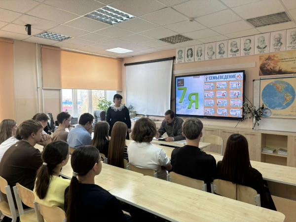 Благочинный Шарангского округа принял участие в уроке «Семьеведения»