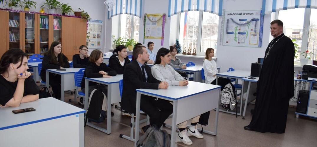 Помощник благочинного Борского округа провел с десятиклассниками беседу о духовном мире молодежи