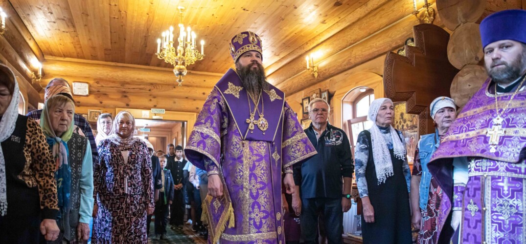 В престольный праздник в Крестовоздвиженском храме села Чернуха Лысковского округа епископ Иосия возглавил Божественную литургию