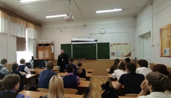 В Семеновской школе №1 прошла встреча с клириком храма в честь Владимирской иконы Божией Матери села Светлое
