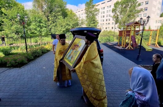 В Елисаветинском храме Автозаводского благочиния торжественно встретили икону святых мучениц Веры, Надежды, Любови и матери их Софии