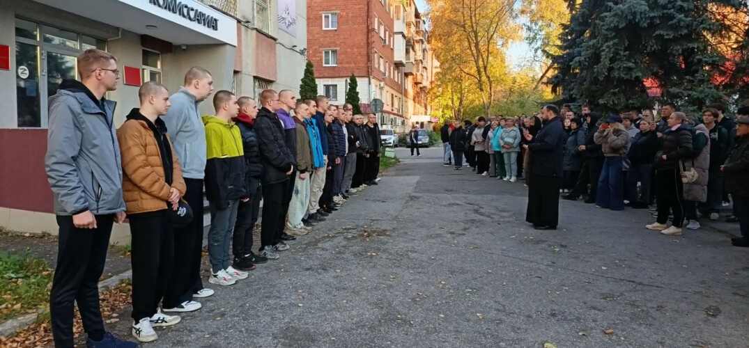 Помощник благочинного Нагорного округа напутствовал призывников перед отправкой на срочную военную службу