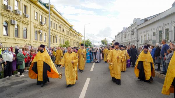 Епископ Городецкий и Ветлужский Парамон принял участие в торжественной встрече ковчега с частицей мощей святителя Спиридона Тримифунтского в Александро-Невском кафедральном соборе Нижнего Новгорода