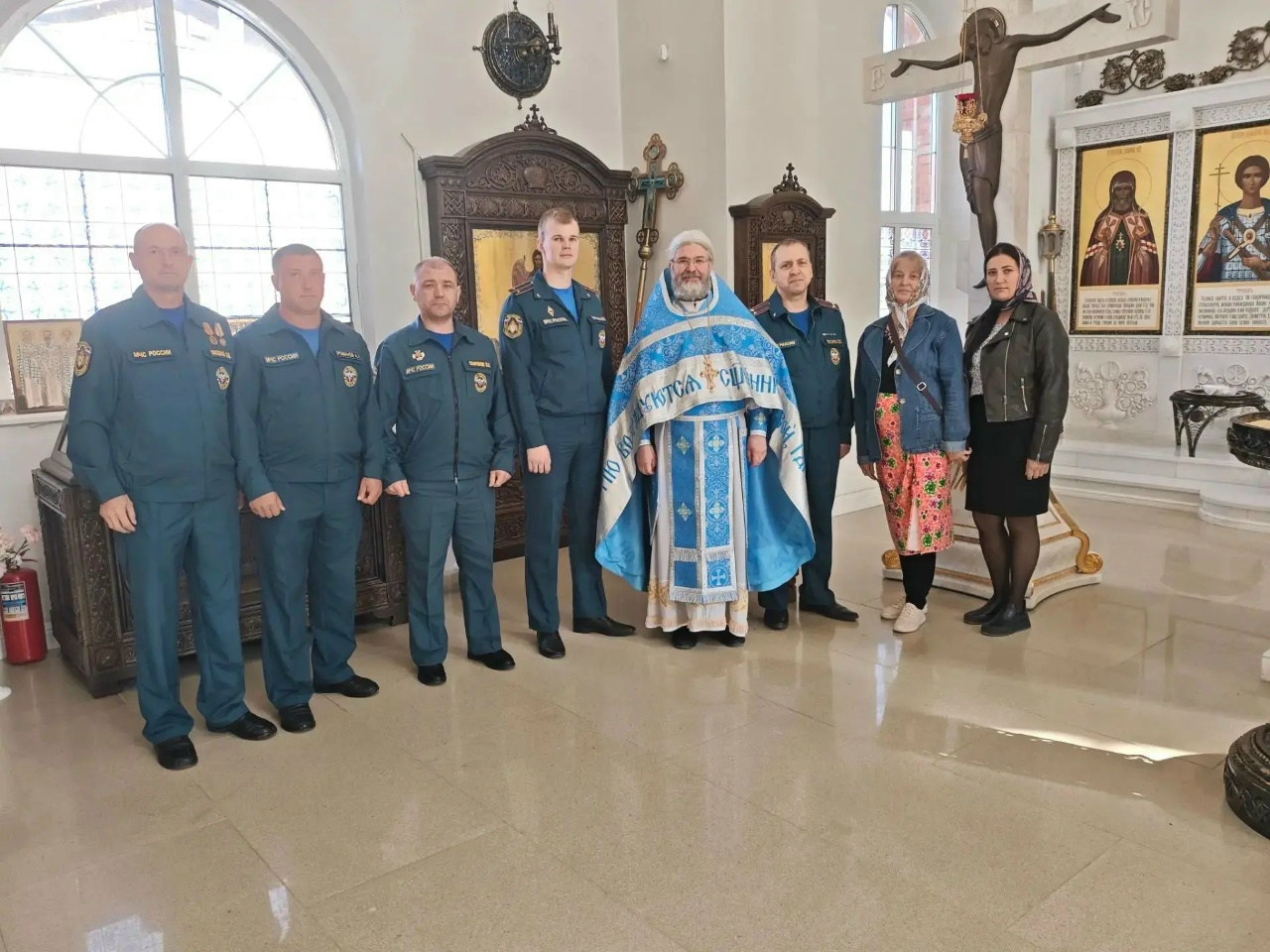 Сотрудники МЧС посетили Никольский храм в Красных Баках в день празднования иконы Божией Матери «Неопалимая Купина»