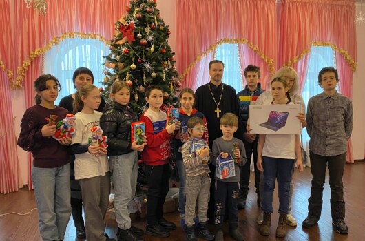 В Кстовском благочинии многодетная семья получила рождественские подарки от управляющего Нижегородской епархией