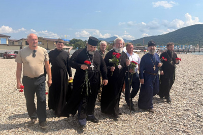 Епископ Новороссийский Сергий совершил литию по погибшим в краснодарском селе Архипо-Осиповка