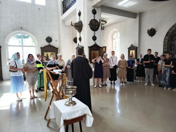 Молебен перед выпускными экзаменами в Никольском храме Красных Баков