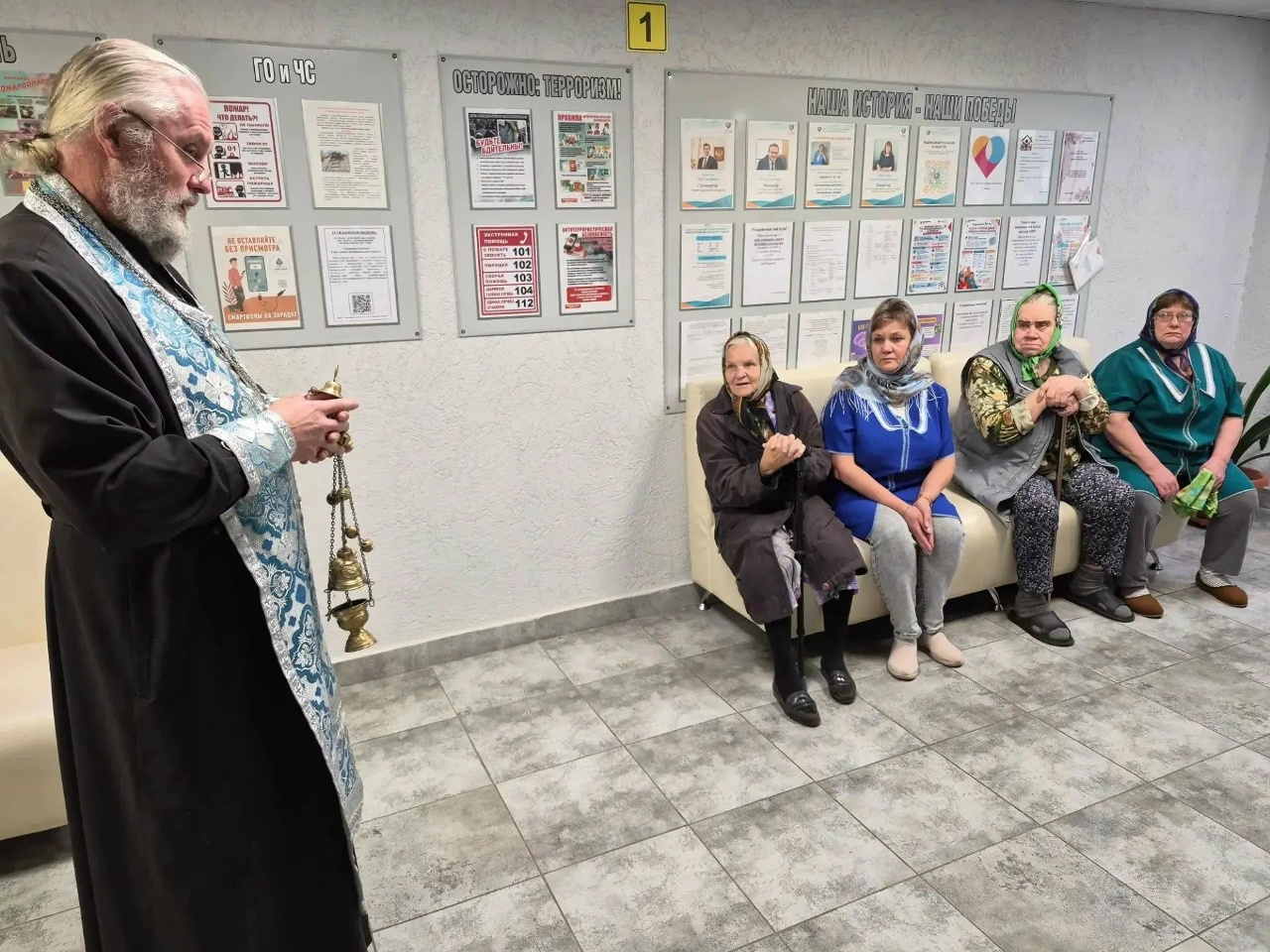 Священник Городецкого благочиния освятил помещение специализированного жилого дома