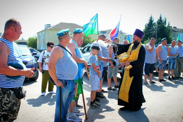 Благочинный Семеновского округа принял участие в митинге, посвященном Дню ВДВ
