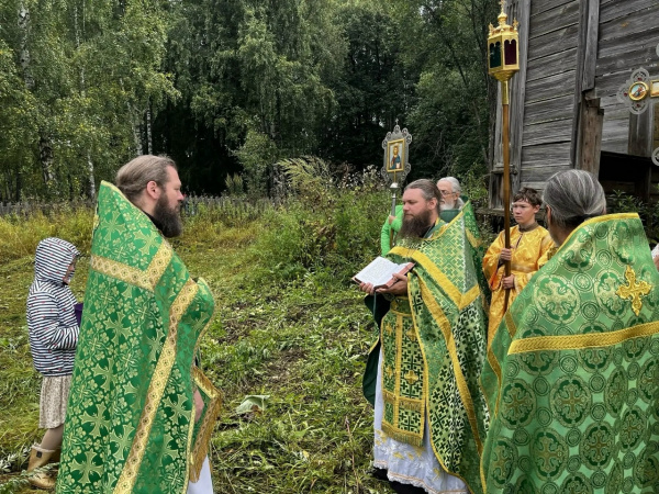 В селе Большое Поле Воскресенского благочиния отметили престольный праздник Зосимо-Савватиевского храма