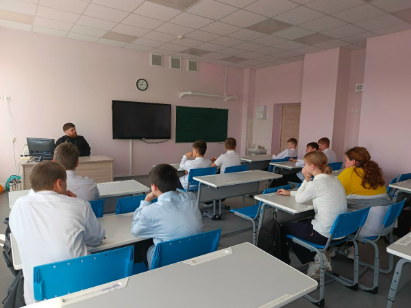 Клирик Воскресенского благочиния провел беседу со школьниками в поселке Ветлужский