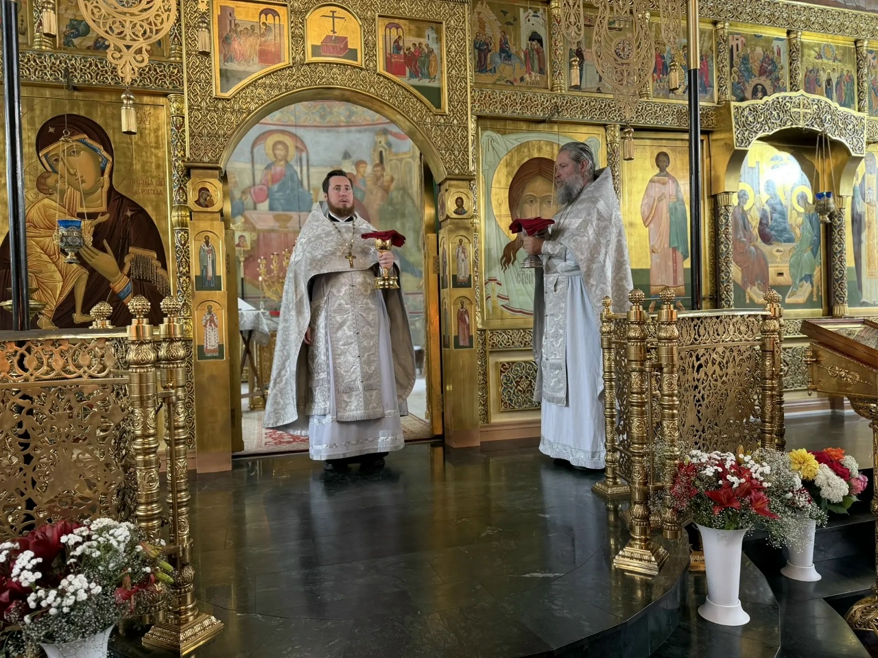 Храм Пресвятой Живоначальной Троицы города Заволжья встретил ковчег с частицей мощей святого праведного Алексия Бортсурманского