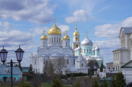 В праздник Похвалы Божией Матери митрополит Георгий возглавил Божественную литургию в Дивеевском монастыре