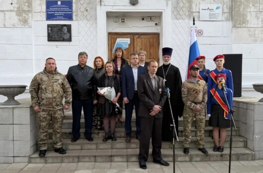 Помощник благочинного Балахнинского округа принял участие в торжественном открытии мемориальной доски участнику СВО