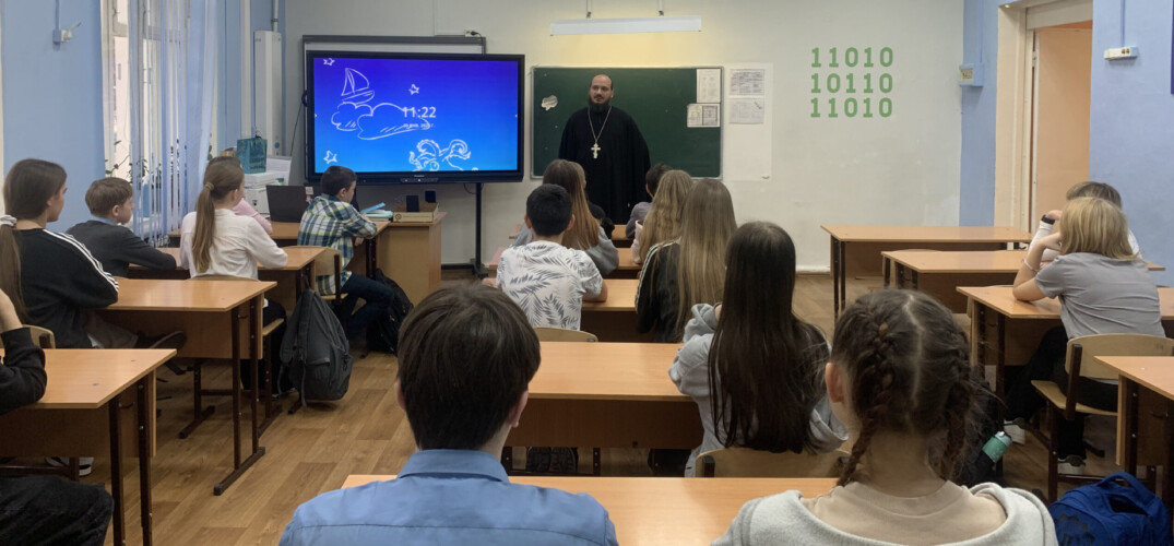 Помощник благочинного Приокского округа провел духовную беседу с учениками школы № 154