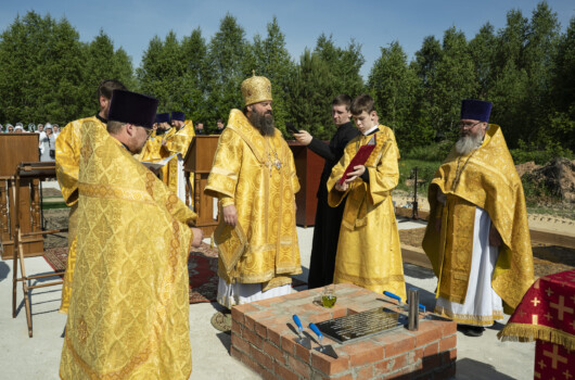 Епископ Парамон совершил чин основания храма в честь святителя Луки Крымского в рабочем поселке Первомайский