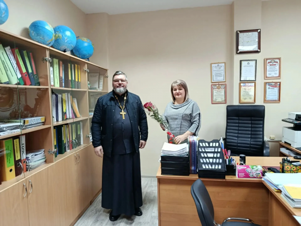 Настоятель храма Вознесения Господня в поселке Ковернино поздравил педагогов с Днем учителя