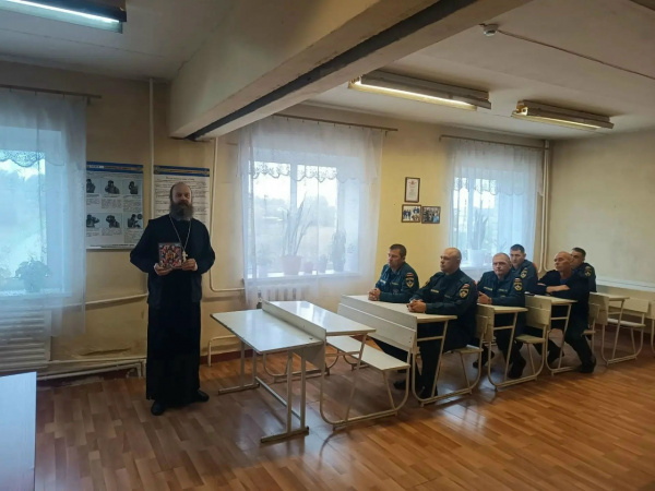 Клирик Никольского храма поселка Красные Баки провел беседу с сотрудниками пожарно-спасательной части