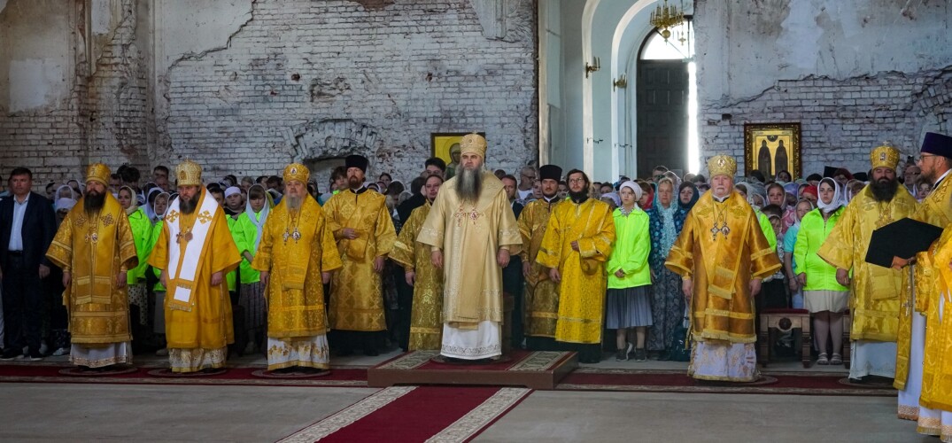 В Троицком соборе Выксунского Иверского монастыря совершена первая Божественная литургия со времени закрытия обители