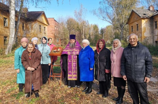 Клирик Балахнинского благочиния совершил молебен на месте будущего храма в поселке Истомино