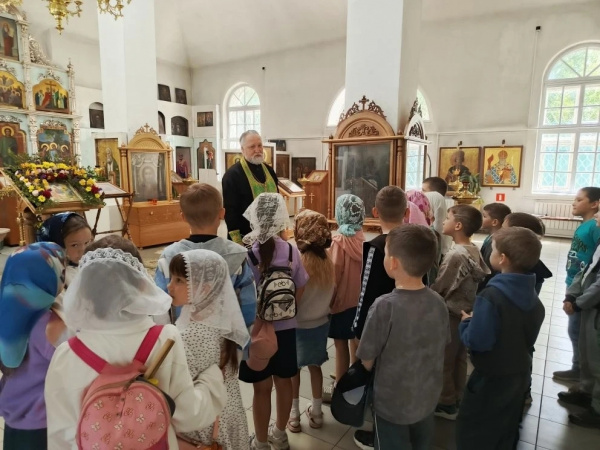 Воспитанники летнего лагеря «Улыбка» Шарангской средней школы совершили экскурсию в храм Пресвятой Живоначальной Троицы
