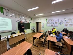 Помощник благочинного по молодёжной работе Ветлужско-Уренского благочиния встретился с родителями 2-3 классов Устанской средней школы
