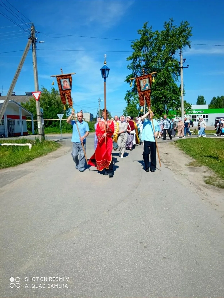 Настоятель храма во имя Всех Святых поселка Сузобезводное поздравил местных жителей с Днем поселка