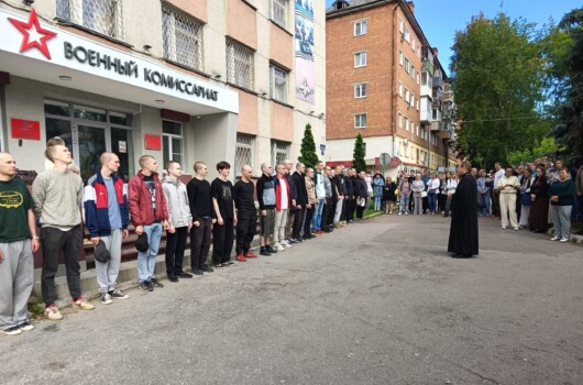 Помощник благочинного Нагорного округа напутствовал призывников перед отправкой на срочную военную службу