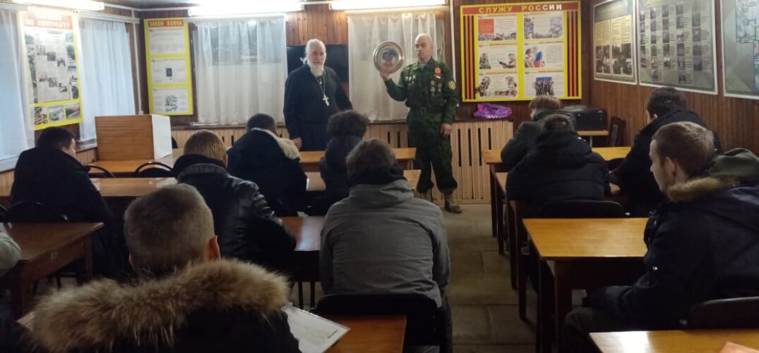 Помощник благочинного Лысковского округа провел духовную беседу со школьниками в военном комиссариате