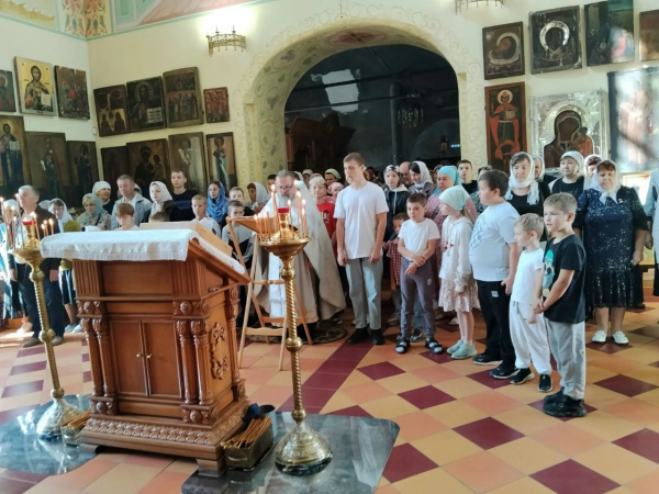 В храме в честь Пресвятой Живоначальной Троицы села Скоробогатово состоялся молебен для учащихся перед началом учебного года