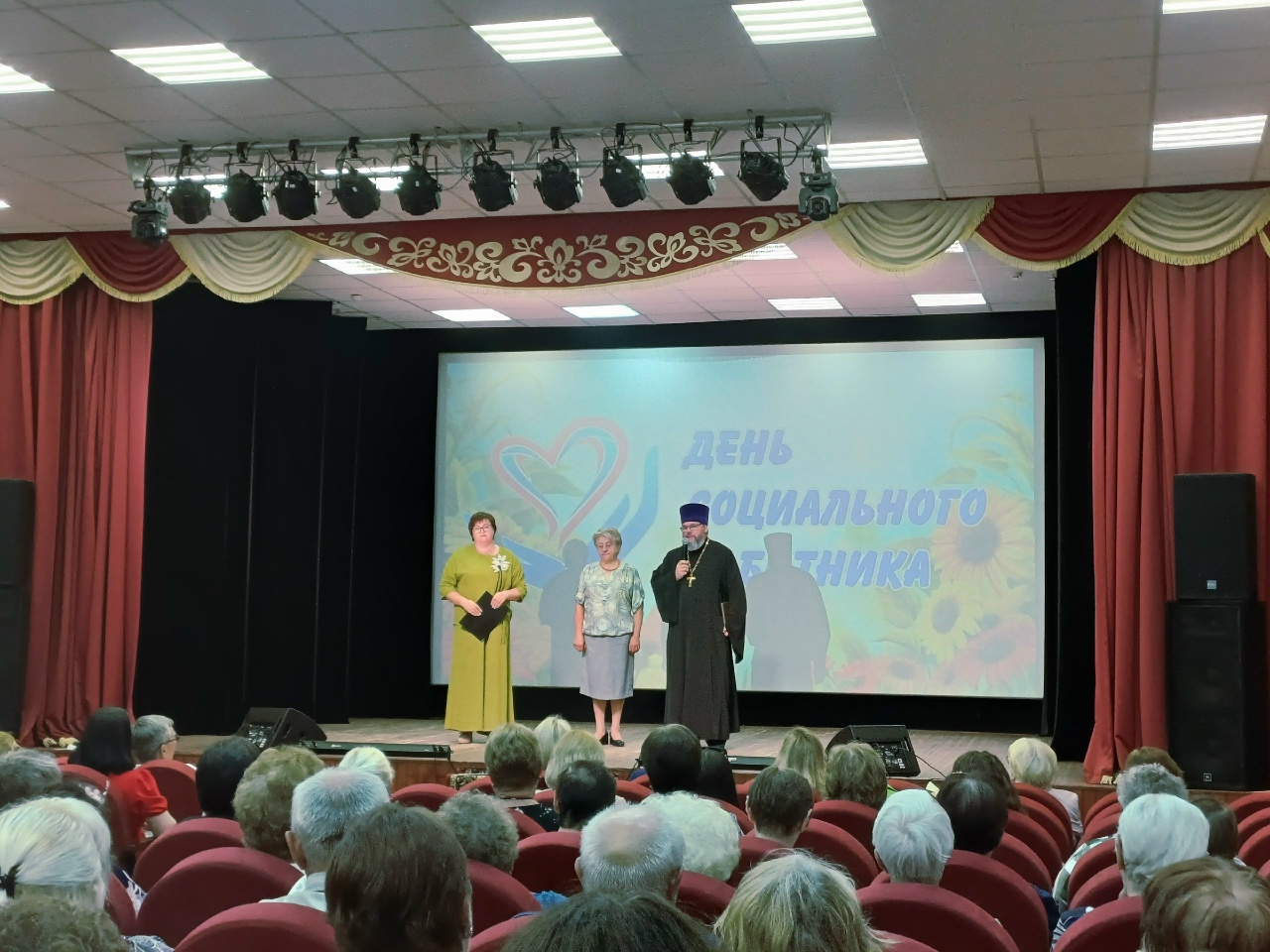 Настоятель храма Вознесения Господня в поселке Ковернино поздравил социальных работников с профессиональным праздником