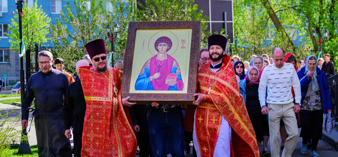 В нижегородском Елисаветинском храме торжественно встретили икону великомученика и целителя Пантелеимона