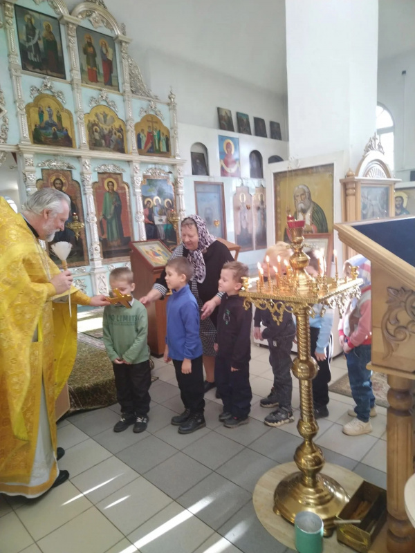 Воспитанники отряда «Отважные спасатели» детского сада "Теремок" побывали в храме Пресвятой Живоначальной Троицы посе...