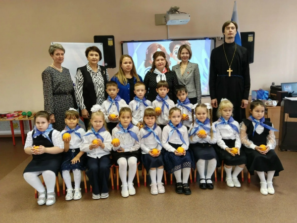 В МБДОУ "Светлячок" поселка Варнавино прошло посвящение в "Орлята-Дошколята" с участием священника