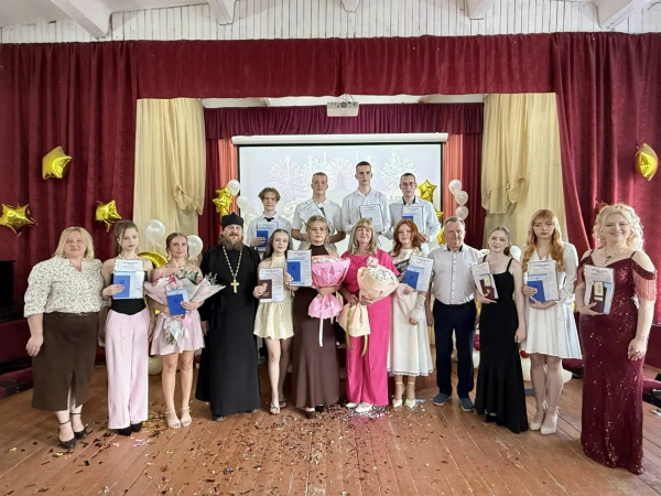 Священник Ветлужско-Уренского благочиния поздравил выпускников Ветлужской школы №1