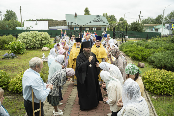 Епископ Городецкий и Ветлужский Парамон совершил Божественную литургию в храме Воздвижения Креста Господня р.п. Тонкино