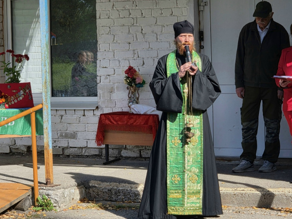 Настоятель Архиерейского подворья села Нестиары освятил памятную доску в честь героя СВО Сычева Алексея Сергеевича