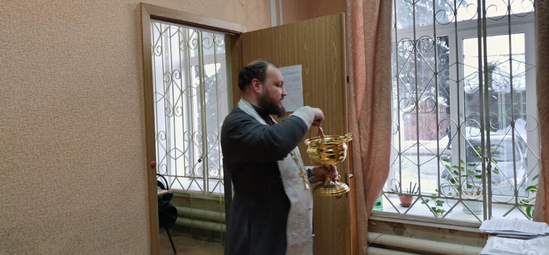 Помощник благочинного Нагорного округа освятил районное отделение Федеральной службы судебных приставов