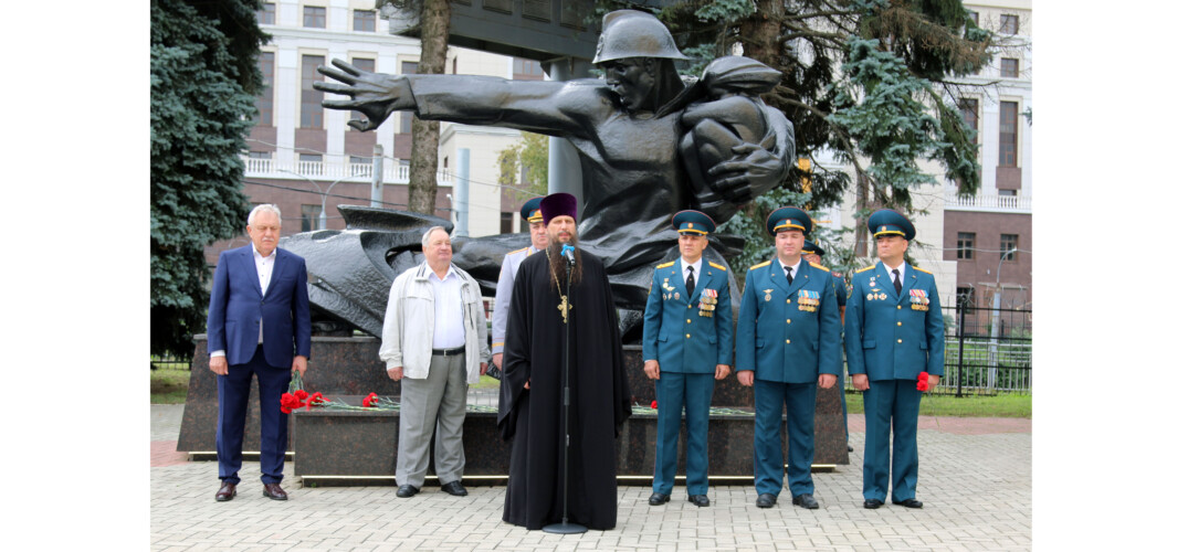 Клирик Автозаводского благочиния посетил мероприятия, посвященные Дню памяти погибших сотрудников пожарной охраны