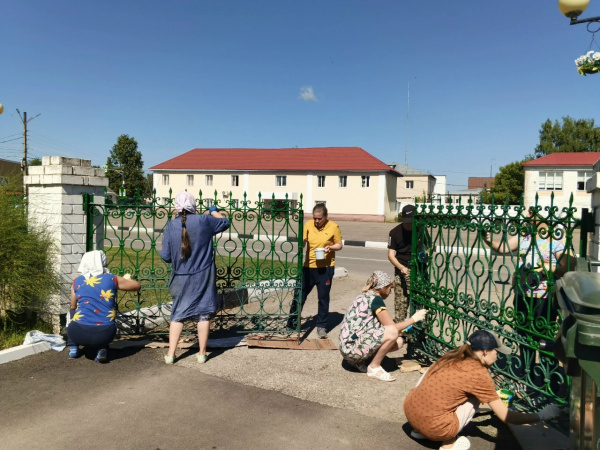 Православные добровольцы Шарангского благочиния провели трудовую акцию на территории храма Пресвятой Живоначальной Троицы