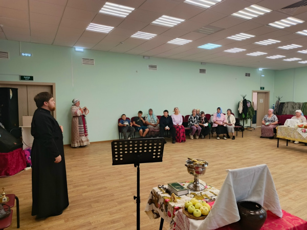 Помощник Воскресенского благочинного по миссионерской деятельности поздравил жителей поселка Шеманиха с праздником Преображения