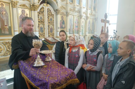 Помощник благочинного Московского округа провел для школьников экскурсию по храму
