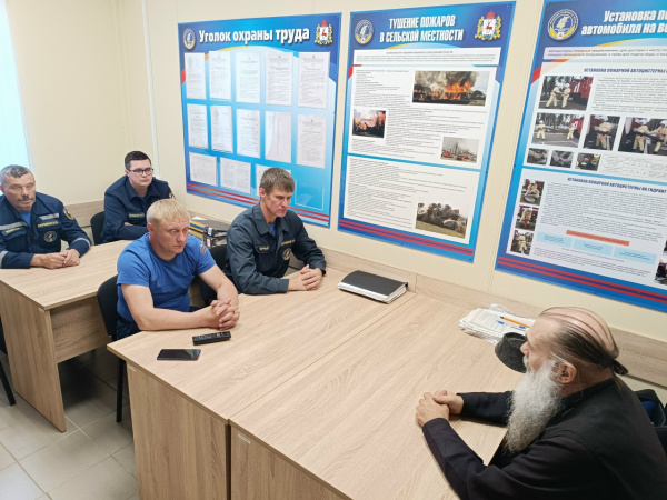 Помощник благочинного Ветлужско-Уренского округа по взаимодействию с силовыми структурами встретился с сотрудниками пожарной части