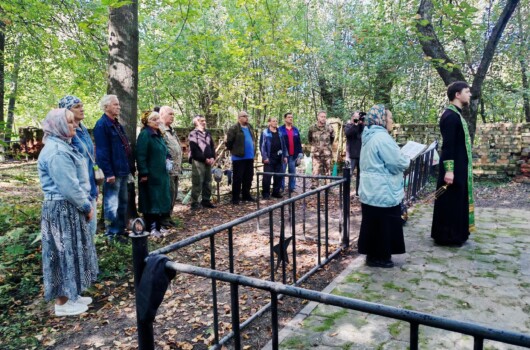Клирик Воскресенского благочиния совершил литию по воинам Великой Отечественной войны, умершим в госпиталях