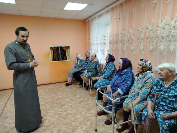 Благочинный Шарангского округа навестил подопечных дома-интерната