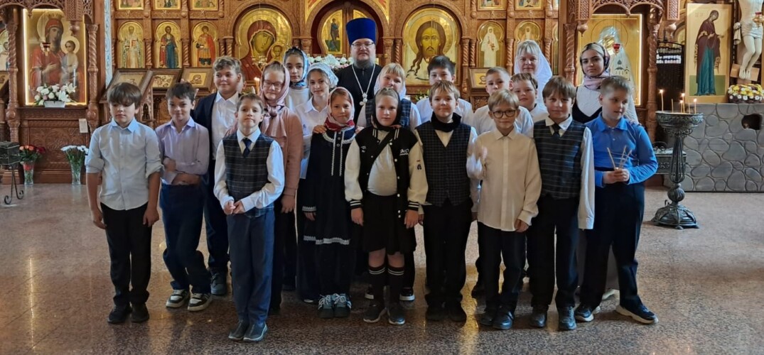 Помощник благочинного Автозаводского округа провел для школьников экскурсию по храму
